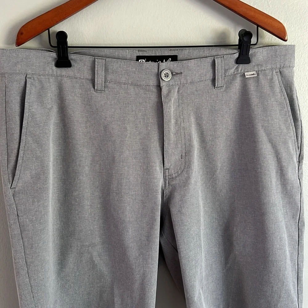 Travis Mathew Men’s Chino Gray Flat Front Golf Shorts Size 40 Waist